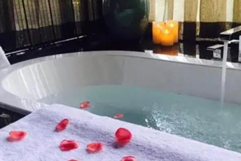 西安灞桥区水疗池中的失重冥想：当身体学会漂浮